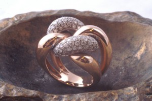 Pièce unique or rose or gris et diamants