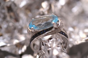 Or gris topaze bleue et saphirs