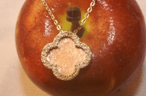 Pendentif-or-gris-or-jaune-et-diamants